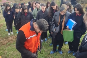 “Bir öğretmen bir nesil yetiştirir, bir fidan bir orman büyütür” Projesiyle anlamlı etkinlik ÖĞRETMENLER ANISINA FİDANLAR TOPRAKLA BULUŞTU