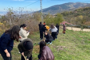 “Bir öğretmen bir nesil yetiştirir, bir fidan bir orman büyütür” Projesiyle anlamlı etkinlik ÖĞRETMENLER ANISINA FİDANLAR TOPRAKLA BULUŞTU
