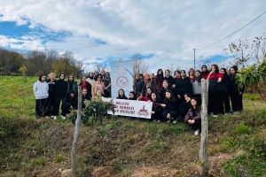 “Bir öğretmen bir nesil yetiştirir, bir fidan bir orman büyütür” Projesiyle anlamlı etkinlik ÖĞRETMENLER ANISINA FİDANLAR TOPRAKLA BULUŞTU