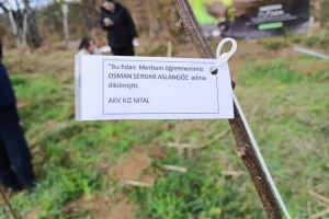 “Bir öğretmen bir nesil yetiştirir, bir fidan bir orman büyütür” Projesiyle anlamlı etkinlik ÖĞRETMENLER ANISINA FİDANLAR TOPRAKLA BULUŞTU