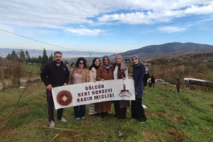 “Bir öğretmen bir nesil yetiştirir, bir fidan bir orman büyütür” Projesiyle anlamlı etkinlik ÖĞRETMENLER ANISINA FİDANLAR TOPRAKLA BULUŞTU