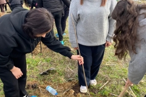 “Bir öğretmen bir nesil yetiştirir, bir fidan bir orman büyütür” Projesiyle anlamlı etkinlik ÖĞRETMENLER ANISINA FİDANLAR TOPRAKLA BULUŞTU