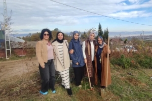 “Bir öğretmen bir nesil yetiştirir, bir fidan bir orman büyütür” Projesiyle anlamlı etkinlik ÖĞRETMENLER ANISINA FİDANLAR TOPRAKLA BULUŞTU